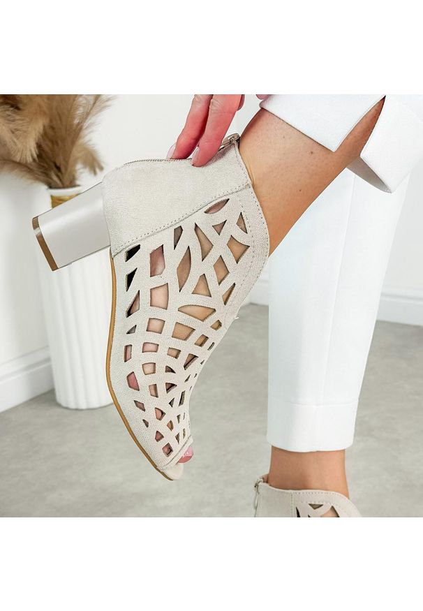 Beżowe zamsz sandały damskie na obcasie z zakrytą piętą M.Daszyński 1954-15. Okazja: na co dzień. Kolor: beżowy. Materiał: zamsz. Wzór: ażurowy. Sezon: wiosna, lato. Obcas: na obcasie. Styl: wizytowy, casual, klasyczny, elegancki. Wysokość obcasa: średni