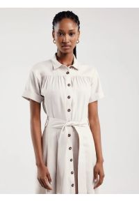 Big-Star - Sukienka damska midi lniana z wiązaniem w pasie beżowa Okire 800. Okazja: na co dzień. Kolor: beżowy. Materiał: len. Długość rękawa: krótki rękaw. Sezon: lato. Typ sukienki: koszulowe, proste. Styl: casual, elegancki. Długość: midi #4