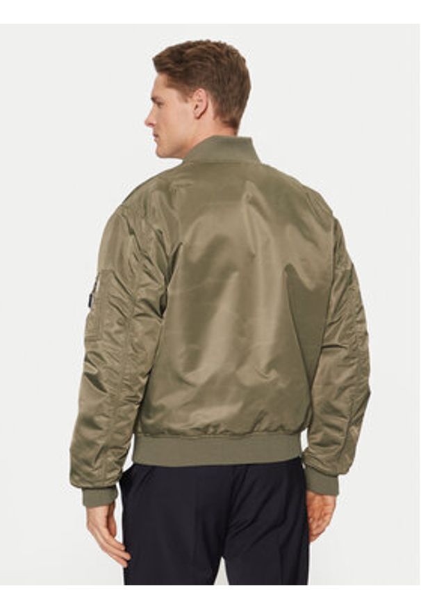 Guess Jeans Kurtka bomber M5RL81 WHAA2 Khaki Regular Fit. Kolor: brązowy. Materiał: syntetyk