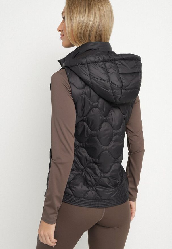 Born2be - Czarna Kamizelka z Odpinanym Kapturem Ozdobiona Pikowaniem Cirisse. Okazja: na co dzień, na spacer. Kolor: czarny. Materiał: jeans. Wzór: aplikacja. Styl: casual, klasyczny, elegancki