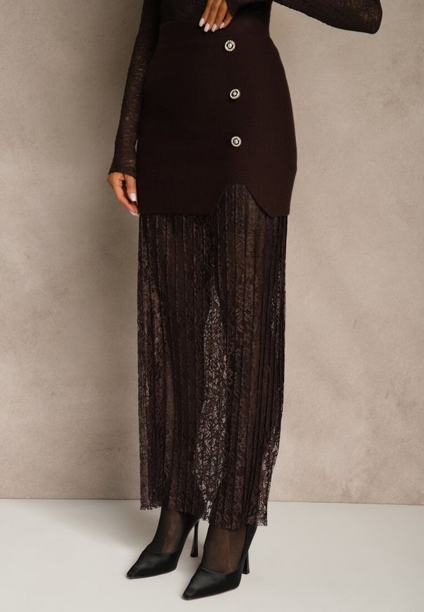 Renee - Brązowa Spódnica z Dzianiny z Wiskozą z Koronkowym Dołem Zdobiona Guzikami Sewune. Kolor: brązowy. Materiał: wiskoza, dzianina, koronka. Wzór: aplikacja