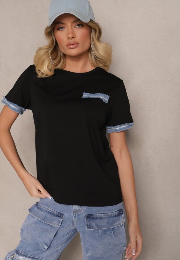 Renee - Czarna Bawełniana Bluzka T-shirt Oversize z Ozdobnym Wykończeniem Mirnil. Okazja: na co dzień. Kolor: czarny. Materiał: bawełna. Długość rękawa: krótki rękaw. Długość: krótkie. Styl: klasyczny, casual