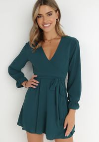 Born2be - Ciemnozielona Sukienka Dyninca. Typ kołnierza: dekolt w kształcie V. Kolor: zielony. Materiał: tkanina, materiał. Wzór: gładki. Typ sukienki: kopertowe. Styl: elegancki. Długość: mini #2