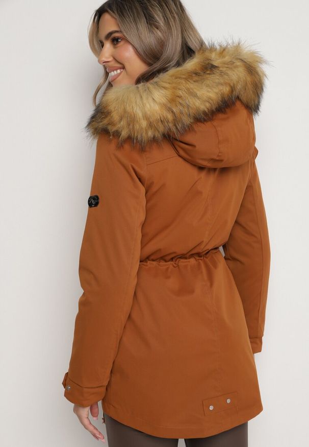Born2be - Brązowa Kurtka Parka z Kapturem i Odpinana Podszewką w Pasie Ściągana Sznurkiem Ekava. Typ kołnierza: kaptur. Kolor: brązowy. Materiał: futro
