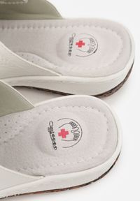 Born2be - Białe Klapki na Koturnie z Perforacją Tłoczeniem i Metaliczną Aplikacją Eupheda. Okazja: na co dzień, na spacer. Kolor: biały. Materiał: dresówka. Wzór: aplikacja. Obcas: na koturnie. Styl: casual #5