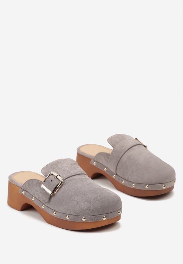 Born2be - Szare Klapki w Stylu Chodaków Ozdobione Paskiem i Nitami Alelpa. Okazja: na co dzień. Kolor: szary. Materiał: len. Wzór: aplikacja. Styl: elegancki, casual