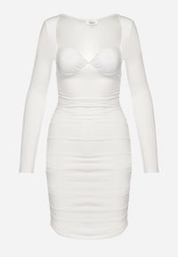 Born2be - Biała Dopasowana Sukienka Ozdobiona Marszczeniami z Głębokim Dekoltem Daphen. Kolor: biały. Wzór: aplikacja #3