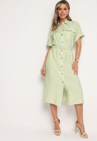 Born2be - Zielona Wiskozowa Sukienka o Koszulowym Kroju z Paskiem Nelavyn. Okazja: na co dzień, do pracy. Kolor: zielony. Materiał: wiskoza. Długość rękawa: krótki rękaw. Typ sukienki: koszulowe. Styl: casual, elegancki #1