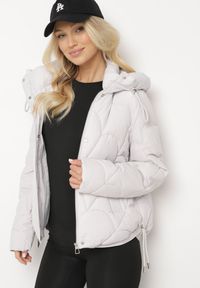 Born2be - Biała Pikowana Kurtka o Pudełkowym Kroju z Kapturem i Ściągaczami Selizola. Okazja: na spacer. Typ kołnierza: kaptur. Kolor: biały. Materiał: skóra, jeans. Styl: sportowy #5