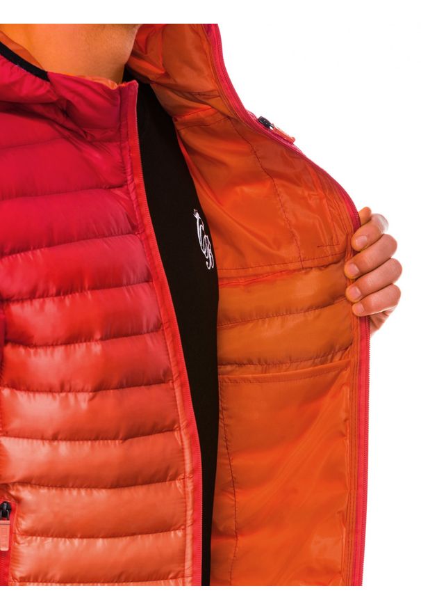 Czerwona kurtka Ombre Clothing na wiosnę