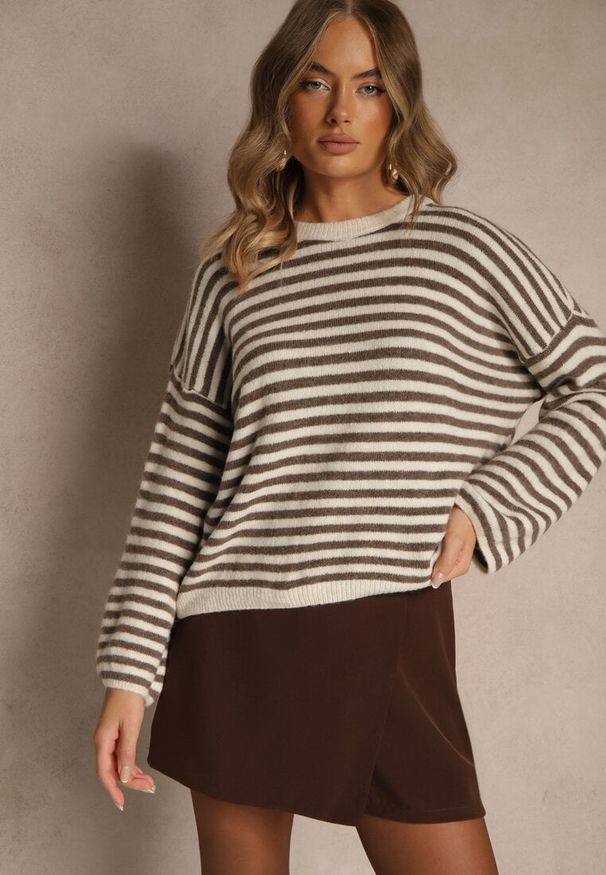 Renee - Jasnobeżowy Oversizowy Sweter w Paski z Domieszką Wełny i Wiskozy Tidania. Okazja: na co dzień. Kolor: beżowy. Materiał: wełna, wiskoza. Wzór: paski. Styl: casual, klasyczny, elegancki