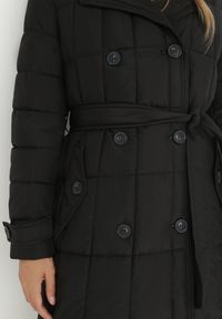 Born2be - Czarna Kurtka Pikowana z Paskiem Gutdat. Okazja: na co dzień. Kolor: czarny. Materiał: materiał. Długość rękawa: długi rękaw. Długość: długie. Sezon: zima. Styl: casual #10