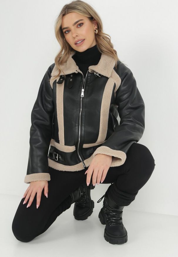 Born2be - Czarna Kurtka Biker z Imitacji Skóry i Kożuszkiem Venso. Kolor: czarny. Materiał: skóra. Wzór: aplikacja, paski