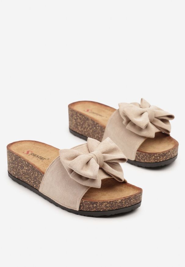 Born2be - Ciemnobeżowe Klapki na Korkowym Koturnie z Kokardą Zarvessa. Okazja: na co dzień. Kolor: beżowy. Materiał: jeans. Obcas: na koturnie. Styl: elegancki, casual