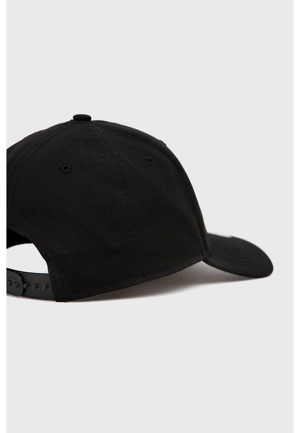 New Era czapka kolor czarny z aplikacją. Kolor: czarny. Materiał: poliester. Wzór: aplikacja