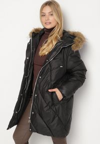 Born2be - Czarna Kurtka z Asymetrycznym Pikowaniem i Kapturem z Futerkiem Ruvita. Okazja: na co dzień. Typ kołnierza: golf. Kolekcja: plus size. Kolor: czarny. Materiał: futro. Styl: casual #4