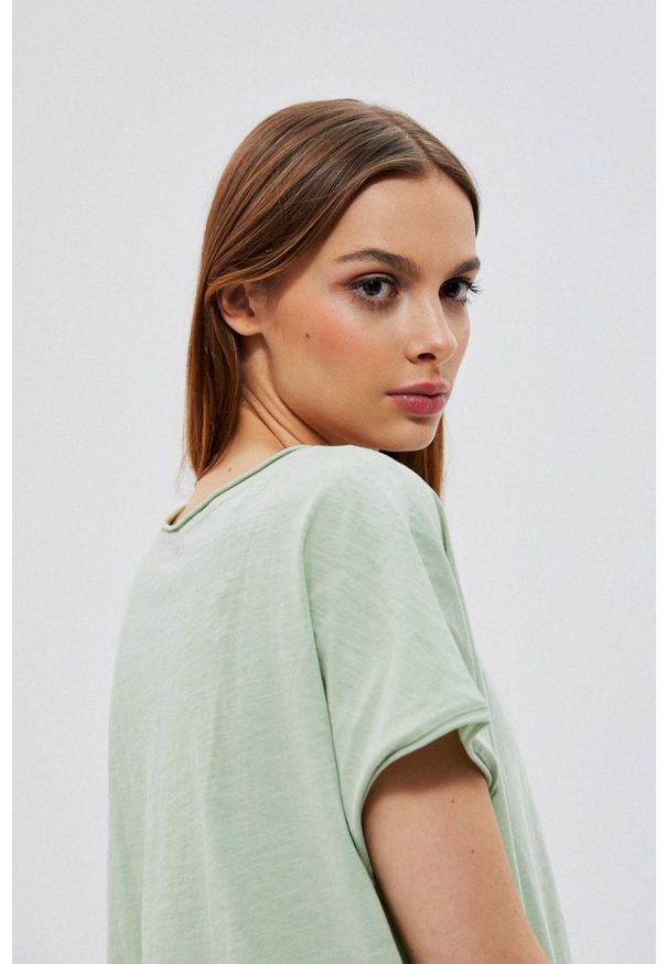 MOODO - Bawełniany t-shirt z kieszonką. Typ kołnierza: dekolt w łódkę. Materiał: bawełna. Długość rękawa: bez rękawów. Wzór: gładki