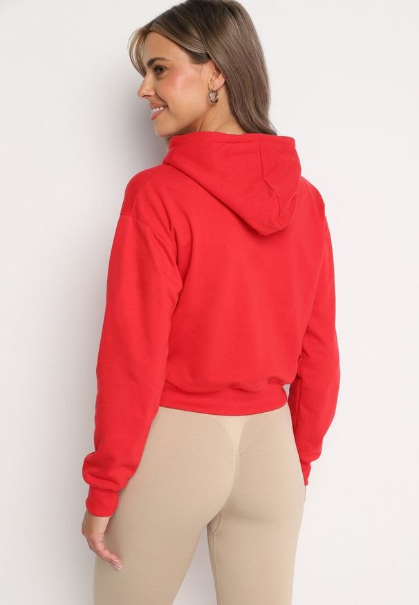Born2be - Czerwona Bluza z Dodatkiem Bawełny z Kapturem Wykończona Ściągaczami Evista. Okazja: na co dzień, na spotkanie biznesowe. Typ kołnierza: kaptur. Kolor: czerwony. Materiał: bawełna. Styl: biznesowy, casual, elegancki