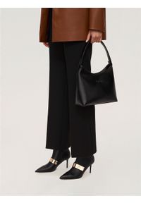 Kazar - Minimalistyczna czarna torebka z gładkiej skóry. Kolor: czarny. Wzór: gładki. Materiał: skórzane. Styl: klasyczny. Rodzaj torebki: na ramię #4