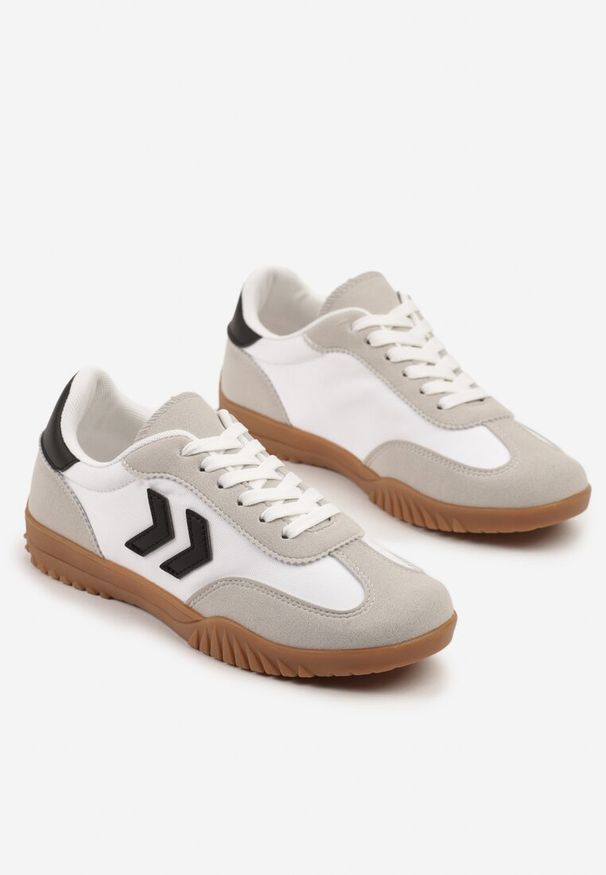 Renee - Białe Sneakersy Typu Kultowe Tenisówki Zdobione Przeszyciami Naporae. Okazja: na co dzień. Kolor: biały. Materiał: jeans. Szerokość cholewki: normalna. Wzór: aplikacja. Obcas: na płaskiej podeszwie
