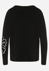 Born2be - Czarny Sweter Ozdobiony Haftowanymi Kwiatami Halatusea. Okazja: na co dzień. Kolor: czarny. Materiał: jeans. Wzór: kwiaty, aplikacja, haft. Styl: klasyczny, casual #3