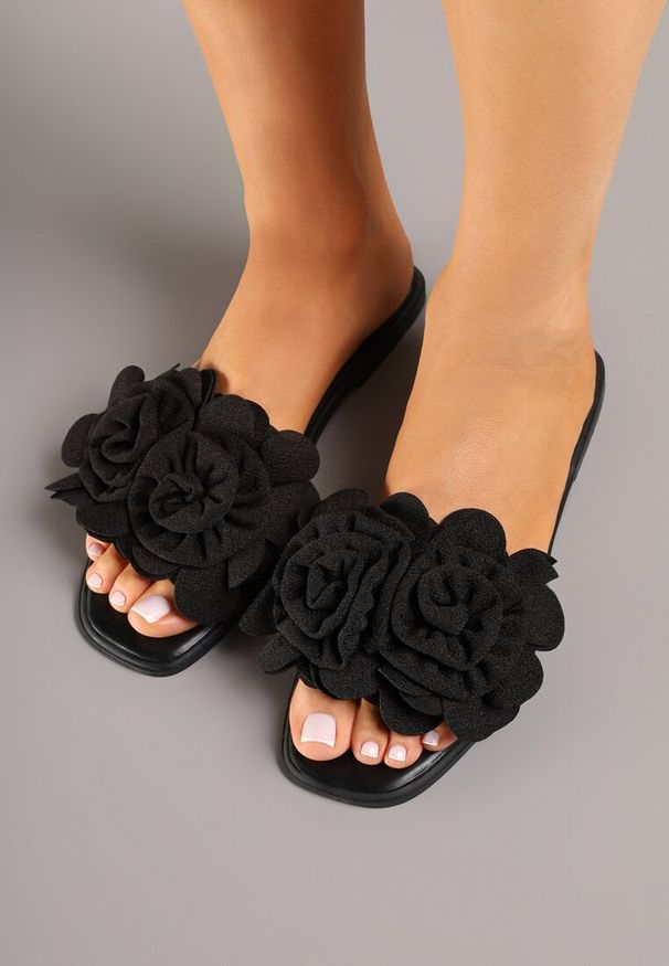 Renee - Czarne Klapki z Naszywką w Typie Kwiatów Sorilva. Okazja: na co dzień. Kolor: czarny. Wzór: aplikacja, kwiaty. Obcas: na obcasie. Styl: elegancki, casual. Wysokość obcasa: niski