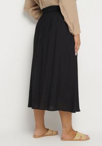 Born2be - Czarna Wiskozowa Spódnica z Lnem i Guzikami Tolissa. Okazja: na co dzień. Kolor: czarny. Materiał: len, wiskoza. Styl: sportowy, elegancki, casual