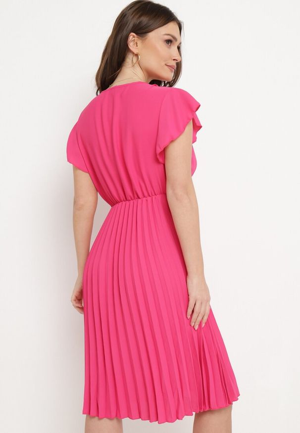 Born2be - Ciemnoróżowa Rozkloszowana Sukienka Midi z Kopertową Górą i Plisowanym Dołem Alissu. Kolor: różowy. Typ sukienki: kopertowe. Styl: klasyczny, elegancki. Długość: midi
