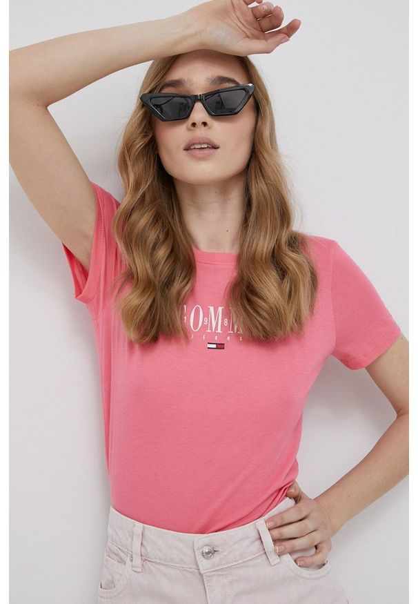 Tommy Jeans t-shirt damski kolor różowy. Kolor: różowy. Materiał: bawełna. Długość rękawa: krótki rękaw. Długość: krótkie. Wzór: nadruk