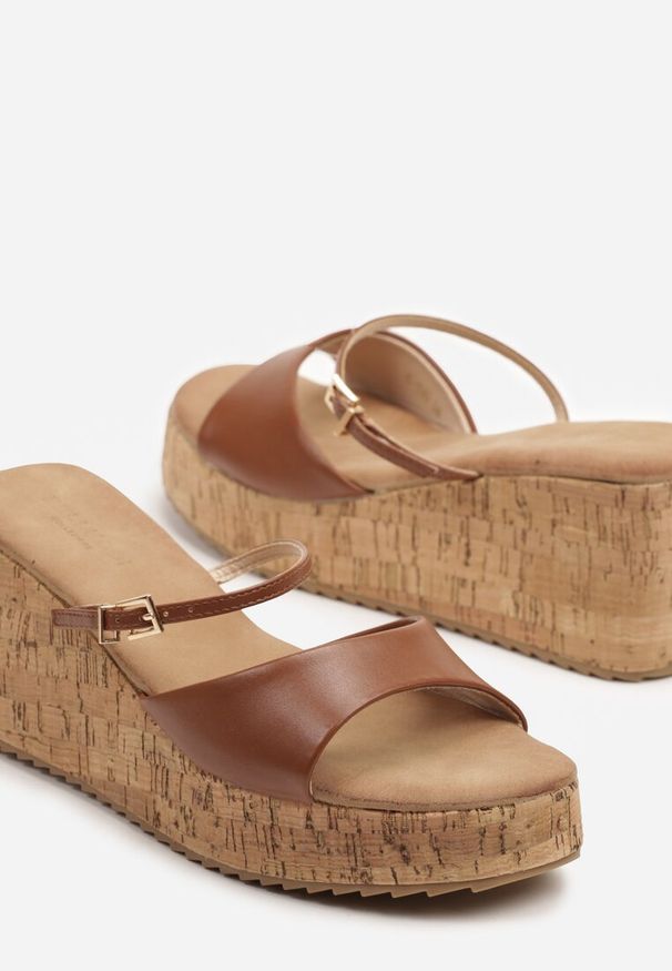 Born2be - Brązowe Klapki na Korkowym Koturnie z Ozdobnym Paskiem Ridinaria. Okazja: na co dzień. Zapięcie: pasek. Kolor: brązowy. Materiał: jeans. Sezon: lato. Obcas: na koturnie. Styl: casual