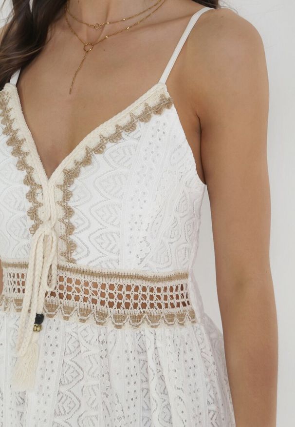 Born2be - Biała Sukienka Midi na Ramiączkach z Ozdobnym Dekoltem i Ażurową Wstawką Aryel. Kolor: biały. Długość rękawa: na ramiączkach. Wzór: ażurowy. Typ sukienki: rozkloszowane. Długość: midi