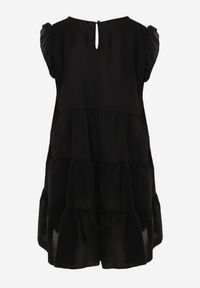 Renee - Czarna Sukienka z Krótkim Rękawem i Ozdobnymi Falbankami o Rozkloszowanym Kroju Vetesa. Okazja: na co dzień. Typ kołnierza: kołnierz z falbankami. Kolor: czarny. Materiał: wiskoza, jeans. Długość rękawa: krótki rękaw. Typ sukienki: proste. Styl: casual, klasyczny #7
