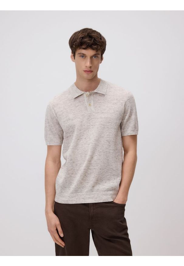 Reserved - Strukturalny sweter polo - beżowy. Typ kołnierza: polo. Kolor: beżowy. Materiał: bawełna, dzianina