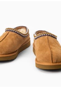 Ugg - Kapcie męskie UGG M TASMAN. Okazja: na plażę. Kolor: brązowy. Materiał: materiał. Sezon: zima, lato, jesień. Styl: młodzieżowy #5