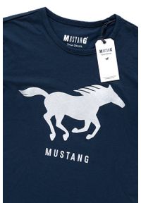 Mustang - MUSTANG T SHIRT Print Tee DRESS BLUES 1008718 5334. Kolor: niebieski. Wzór: nadruk #6