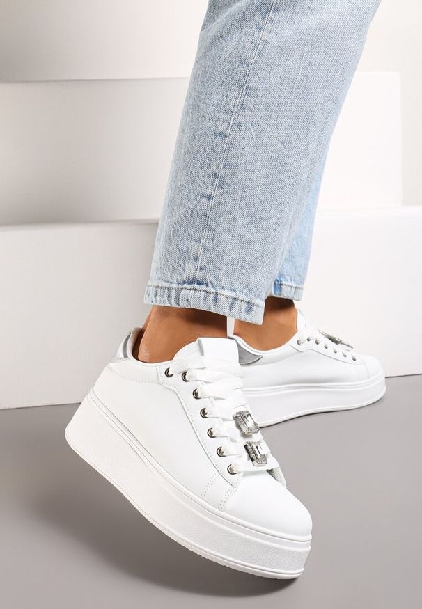 Renee - Biało-Srebrne Sneakersy z Platformą i Odpinanymi Biżuteryjnymi Aplikacjami na Sznurówkach Tamaki. Okazja: na co dzień. Kolor: biały. Materiał: jeans. Wzór: aplikacja. Obcas: na platformie