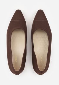 Renee - Brązowe Strukturalne Czółenka VICES na Słupkowym Obcasie Abathise. Nosek buta: otwarty. Kolor: brązowy. Materiał: skóra, materiał. Obcas: na obcasie. Wysokość obcasa: średni #2