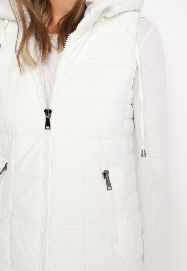 Born2be - Biała Pikowana Kamizelka z Odpinanym Kapturem i Kieszeniami na Suwak Anoria. Okazja: na co dzień. Kolor: biały. Materiał: jeans. Wzór: aplikacja. Styl: casual, klasyczny