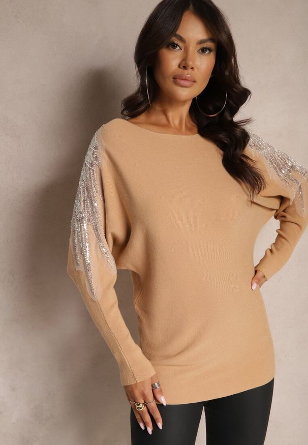Renee - Ciemnobeżowy Sweter z Wiskozą Koralikami i Cekinami Nevadira. Kolor: beżowy. Materiał: wiskoza. Długość rękawa: długi rękaw. Długość: długie. Wzór: aplikacja. Sezon: jesień. Styl: elegancki