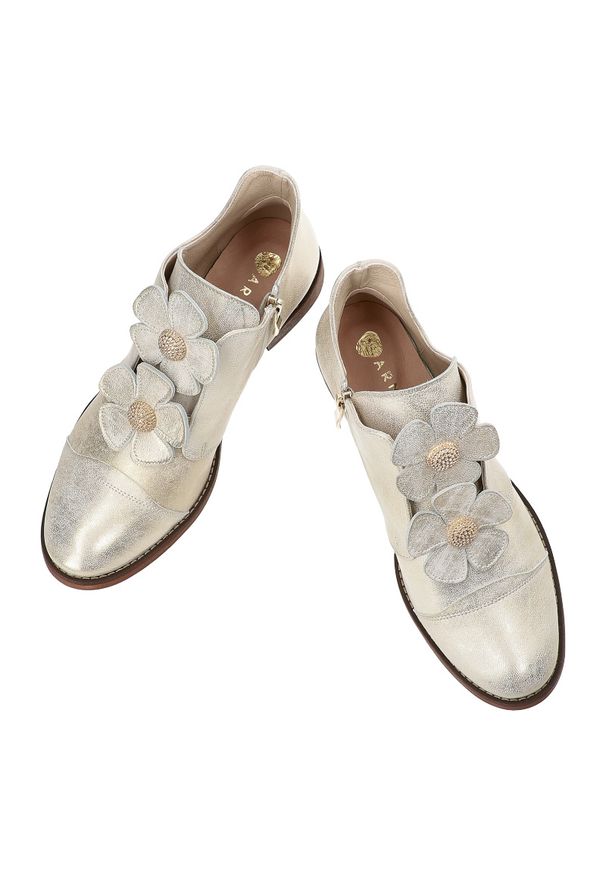 Złote Półbuty Armodo Eleganckie Obuwie Damskie Ze Skóry Naturalnej. Okazja: na co dzień. Kolor: złoty. Materiał: skóra. Wzór: aplikacja, kwiaty. Obcas: na obcasie. Styl: elegancki. Wysokość obcasa: średni