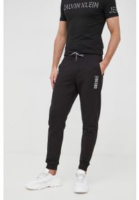 Calvin Klein spodnie bawełniane męskie kolor czarny z nadrukiem. Kolor: czarny. Materiał: bawełna. Wzór: nadruk