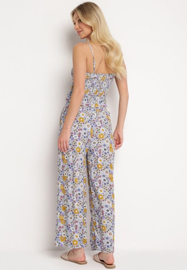 Born2be - Fioletowy Bawełniany Komplet Top na Ramiączkach z Marszczeniami Spodnie z Gumką w Pasie Elaruth. Kolor: fioletowy. Materiał: bawełna. Wzór: kwiaty