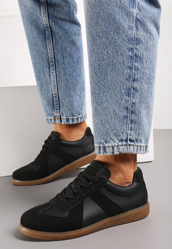 Renee - Czarne Sznurowane Sneakersy z Imitacji Skóry na Płaskiej Podeszwie Glezoma. Kolor: czarny. Materiał: skóra. Obcas: na płaskiej podeszwie