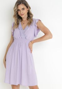 Born2be - Fioletowa Sukienka Mini z Wiskozy z Koronkową Tasiemką i Gumką w Talii Susanji. Kolor: fioletowy. Materiał: wiskoza, koronka. Długość: mini #1