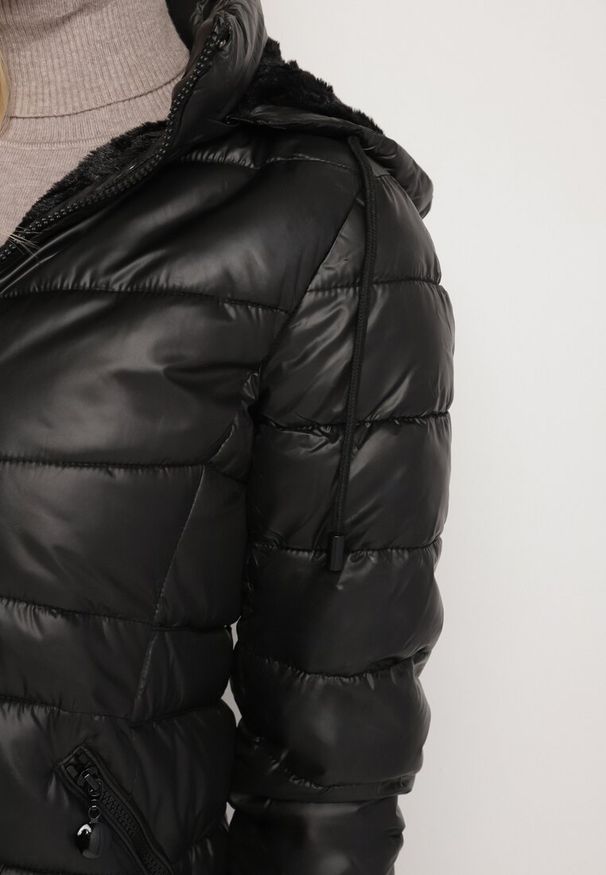 Born2be - Czarna Kurtka Pikowana o Długim Kroju z Kapturem i Dwustronnym Suwakiem Sanasira. Okazja: na co dzień. Typ kołnierza: kaptur. Kolor: czarny. Materiał: jeans, polar. Długość: długie. Styl: casual