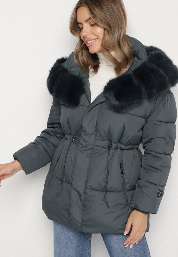 Born2be - Ciemnozielona Kurtka z Pikowanymi Przeszyciami i Kapturem z Futerkiem Galiadia. Okazja: na co dzień, na spacer. Kolor: zielony. Materiał: futro. Styl: casual, sportowy, klasyczny