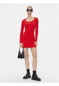 Tommy Jeans Sukienka dzianinowa Tjw Badge Rib Bodycon Ls DW0DW17424 Czerwony Slim Fit. Kolor: czerwony. Materiał: bawełna. Typ sukienki: bodycon