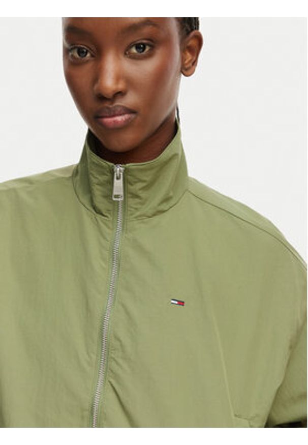 Tommy Jeans Kurtka przejściowa DW0DW22325 Zielony Regular Fit. Kolor: zielony. Materiał: syntetyk