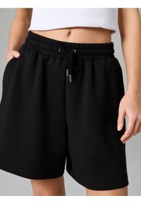 Sinsay - Szorty dresowe z kieszeniami soft touch - czarny. Kolor: czarny. Materiał: dresówka #1