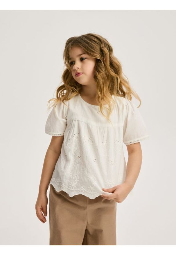 Reserved - Bluzka z ażurowym dołem - złamana biel. Materiał: bawełna. Wzór: ażurowy